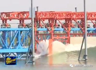 【中國極限運動大會在濮陽】:國家沖浪隊員來濮體驗極限運動人工造浪池沖浪效果